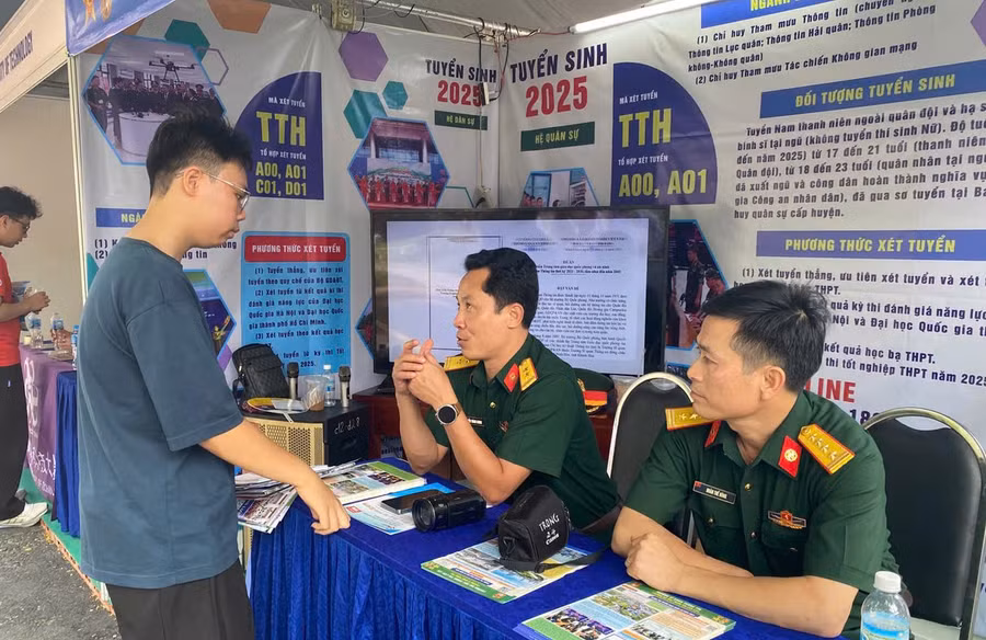 Thí sinh tìm hiểu thông tin tuyển sinh tại Trường Sĩ quan Thông tin. Ảnh: Mạnh Tùng