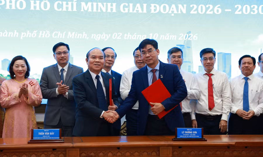 Phó Chủ tịch UBND TPHCM Trần Văn Bảy cùng Hiệu trưởng Trường Đại học Luật TPHCM Lê Trường Sơn ký kết kế hoạch phối hợp. Ảnh: NTCC.