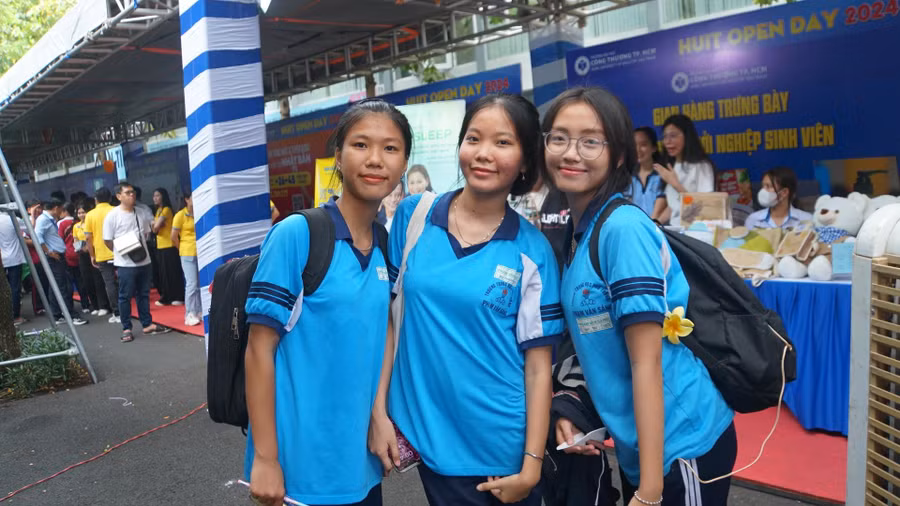 Học sinh lớp 12 tìm hiểu thông tin tuyển sinh tại Trường Đại học Công Thương TPHCM. (Ảnh: L.N)