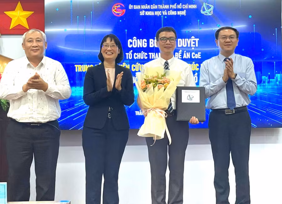 GS Phan Bách Thắng, Giám đốc Trung tâm INOMAR (thứ 2 từ phải sang) nhận quyết định tại buổi lễ. Ảnh: Hà An.
