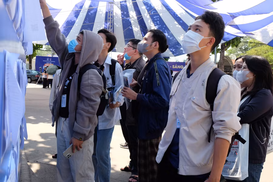 Sinh viên tìm hiểu chương trình tuyển dụng của các doanh nghiệp tại ngày hội. Ảnh: Lê Nam