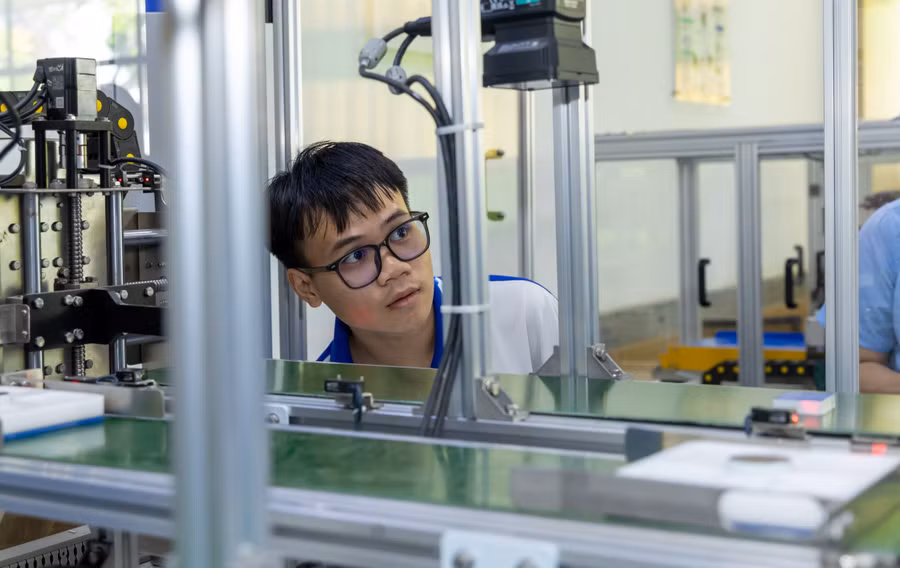Sinh viên Trường Đại học Công nghệ Kỹ thuật TPHCM trong cuộc thi về lĩnh vực Robot, Điều khiển và Tự động hóa, tháng 7/2026. Ảnh: NTCC.