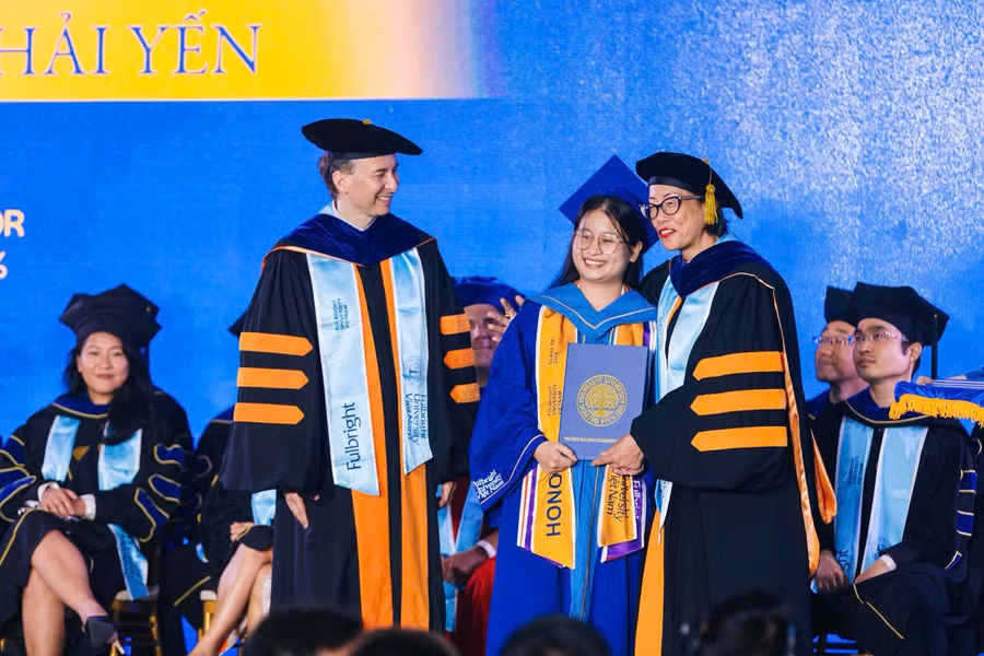 Hải Yến nhận bằng tốt nghiệp tại Trường Đại học Fulbright Việt Nam. Ảnh: FUV.