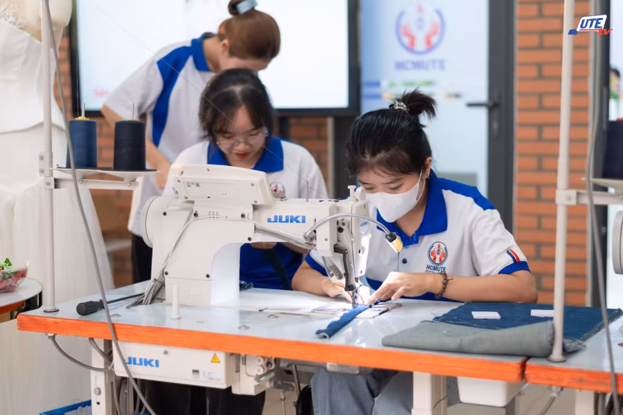 Học sinh trải nghiệm môi trường học tập tại Trường Đại học Sư phạm Kỹ thuật TPHCM. Ảnh: HCMUTE
