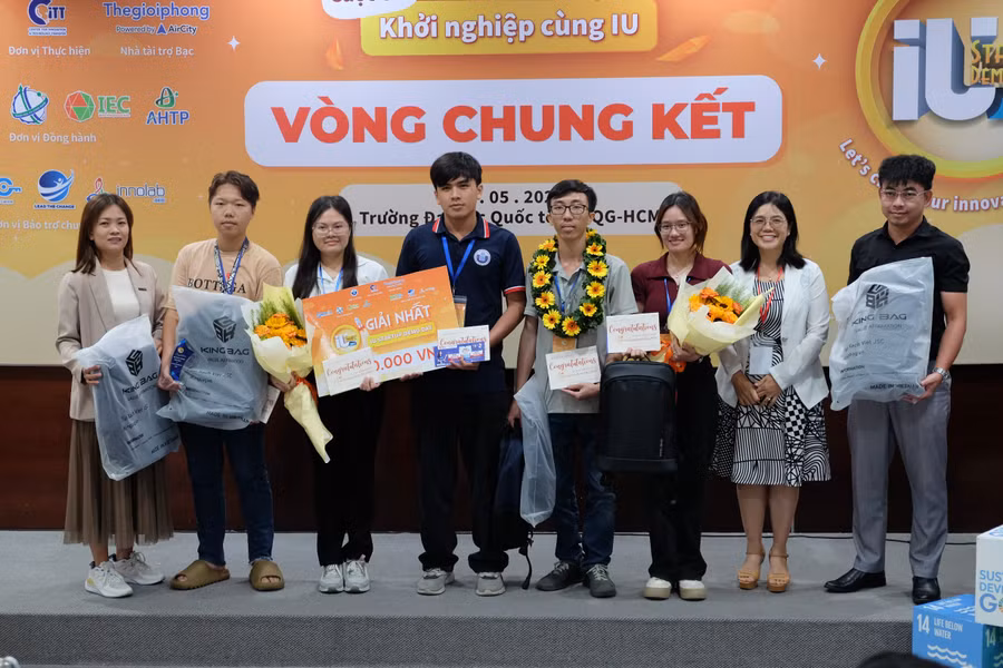 Nhóm sinh viên đoạt giải Nhất cuộc thi khởi nghiệp IU Startup Demo Day lần VII năm 2025. Ảnh: Lê Mạnh