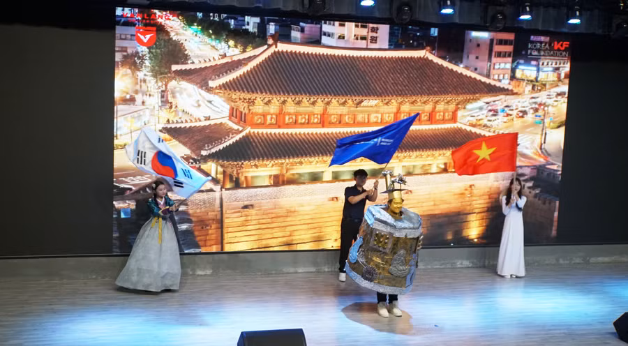 Màn hóa trang di sản "Chuông đồng chùa Naesosa" của sinh viên Trường Đại học Văn Lang.