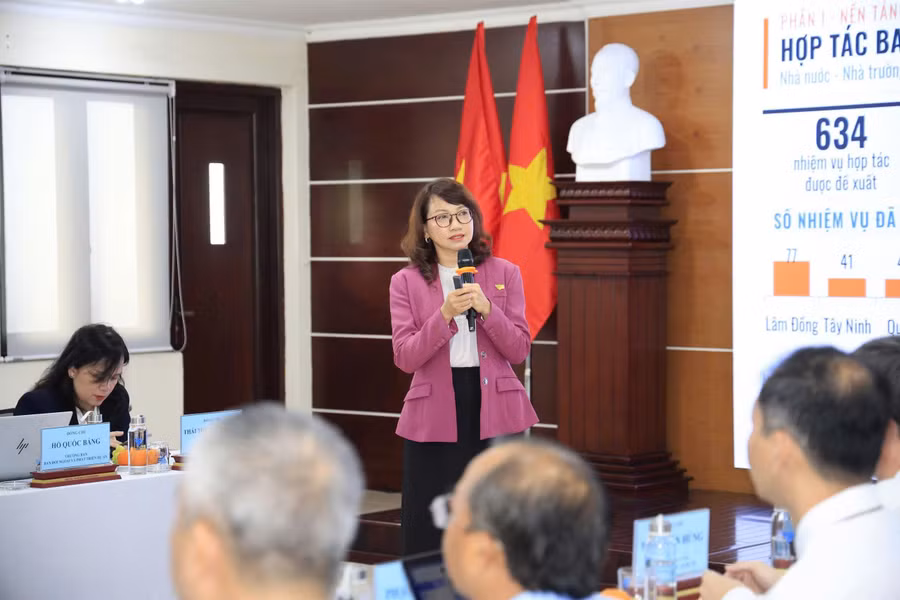 GS.TS Nguyễn Thị Thanh Mai, Giám đốc Đại học Quốc gia TPHCM báo cáo tại buổi làm việc. Ảnh: VNUHCM.