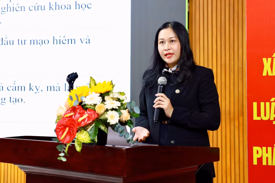 TS Võ Nguyên Hoàng Phúc - Viện Sở hữu trí tuệ, Khởi nghiệp và Đổi mới sáng tạo, Trường Đại học Luật TPHCM trình bày tham luận.