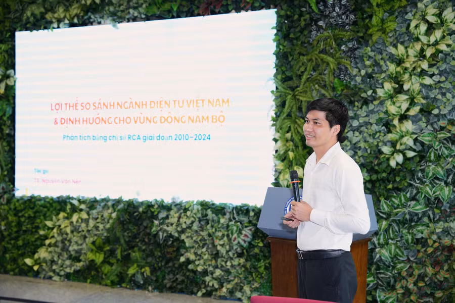TS Nguyễn Văn Nên, Khoa Kinh tế đối ngoại (Trường Đại học Kinh tế - Luật), trình bày tham luận tại hội thảo.