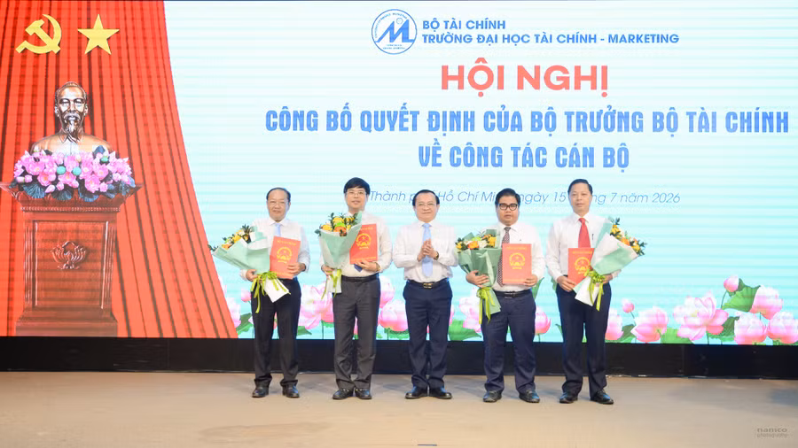 Các thành viên Ban giám hiệu Trường Đại học Tài chính - Marketing nhận quyết định bổ nhiệm của Bộ trưởng Bộ Tài chính.