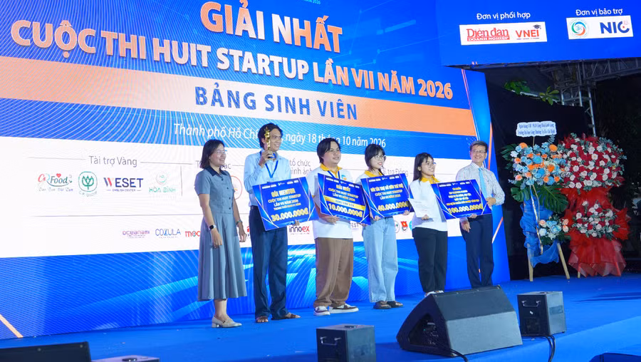 Ban tổ chức trao giải nhất ở bảng sinh viên cuộc thi HUIT Startup lần thứ VII. Ảnh: L.Nam.