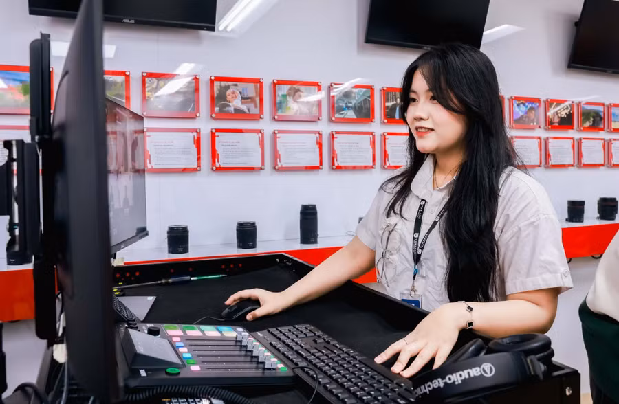Sinh viên Trường Đại học Văn Lang trong giờ học thực hành. Ảnh: VANLANG NEWS.