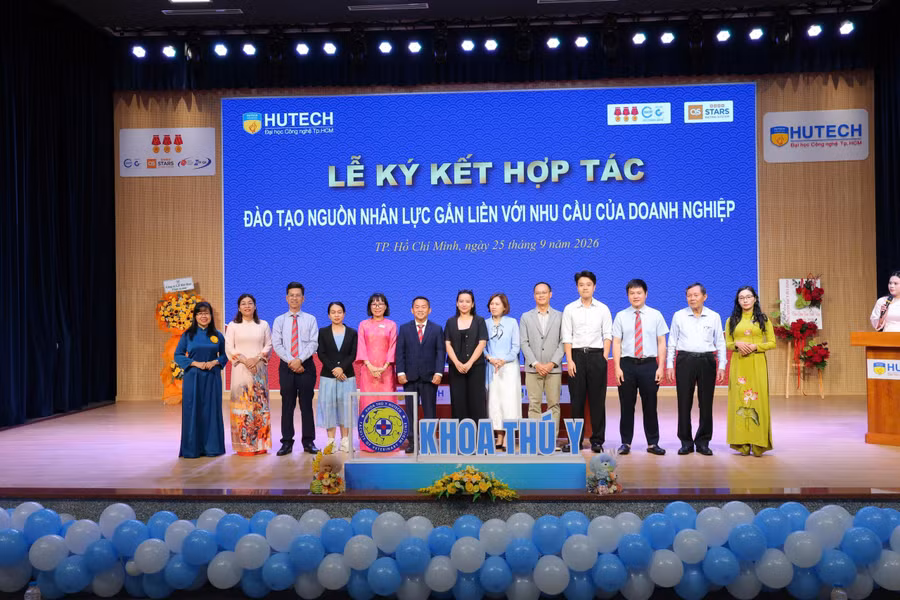 Các đại biểu đại diện nhà trường, Khoa Thú y, các doanh nghiệp và đối tác dự buổi lễ. Ảnh: NTCC. dai-bieu.jpg