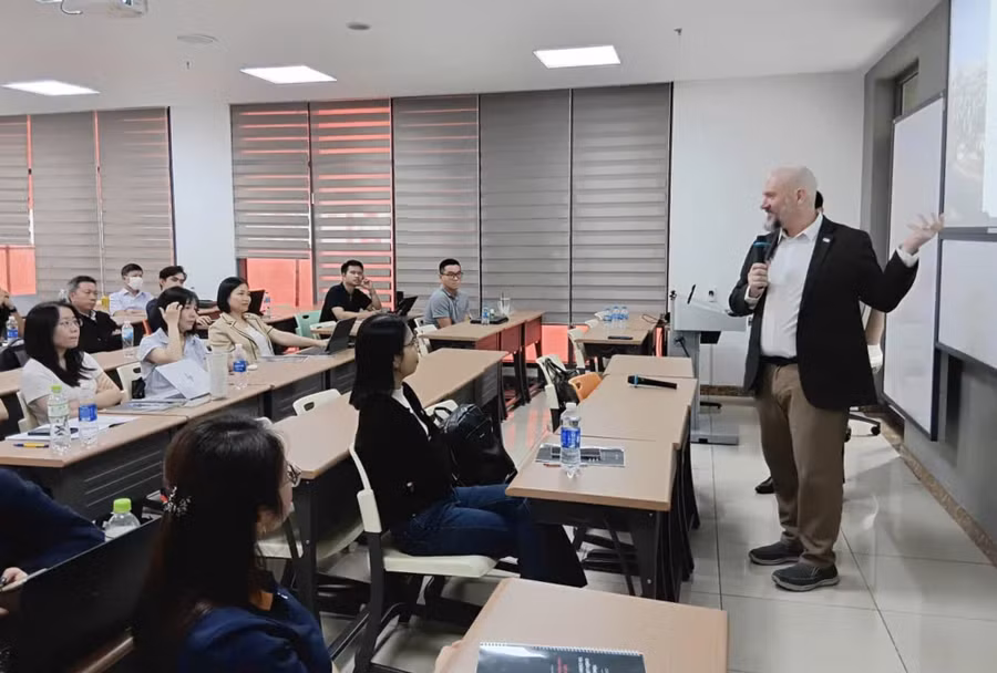 Chương trình “Tổng quan vận hành và chiến lược tham gia Trung tâm Tài chính Quốc tế Việt Nam” khóa 4 do VIFC-HCMC phối hợp với UEH tổ chức. Ảnh: UEH.