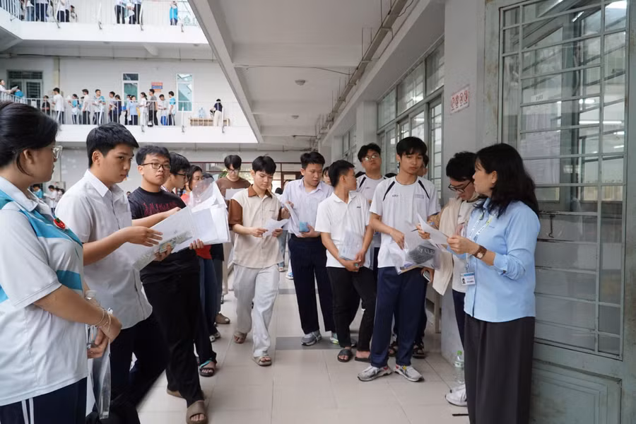 Thí sinh làm thủ tục trước khi vào phòng thi, tại điểm thi Trường Đại học Công nghệ Kỹ thuật TPHCM. Ảnh: Lê Nam