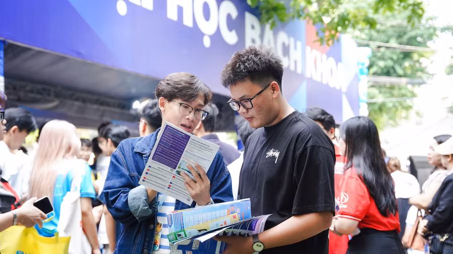 Học sinh tham dự Ngày hội tư vấn tuyển sinh - hướng nghiệp 2026.