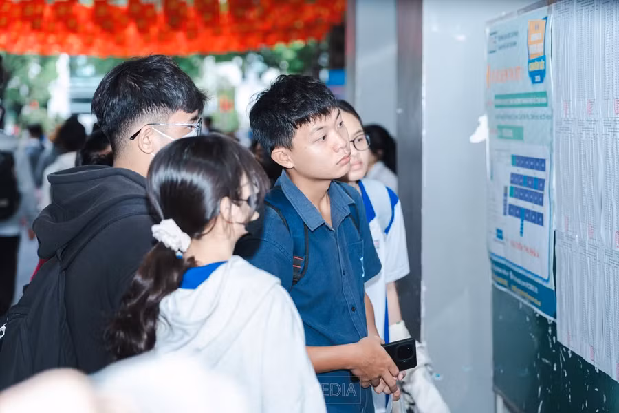 Thí sinh dự thi đánh giá năng lực chuyên biệt do Trường Đại học Sư phạm TPHCM tổ chức năm 2025. Ảnh: HUIT