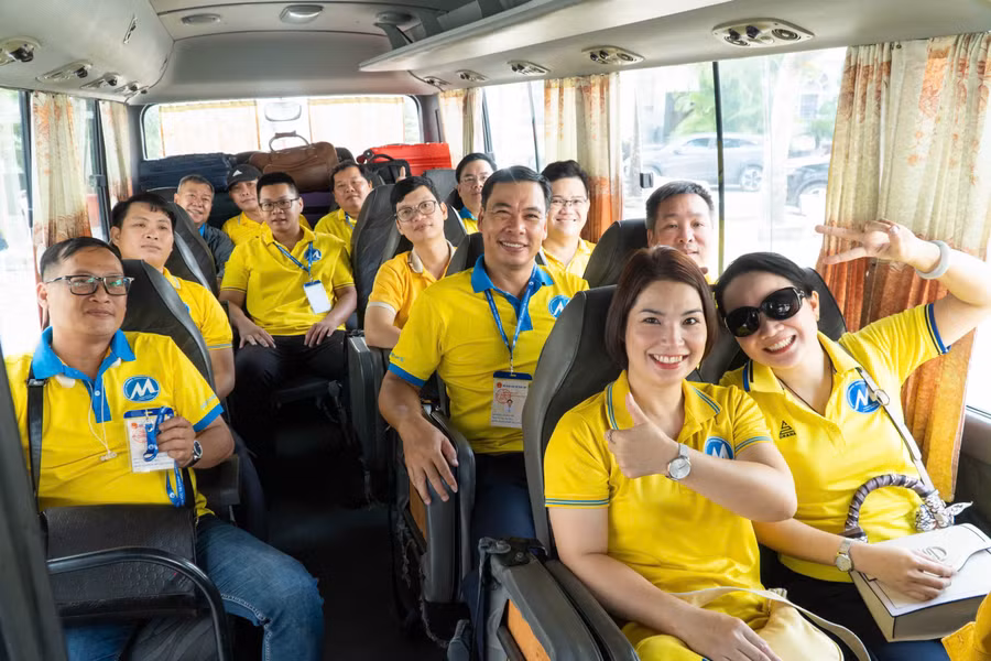 Các cán bộ Trường Đại học Tài chính - Marketing lên đường làm nhiệm vụ tại Hậu Giang, sáng 24/6. Ảnh: UFM.