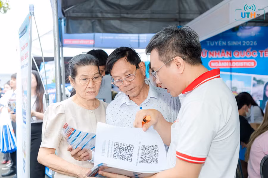 Chương trình tư vấn tuyển sinh 2026 của Trường Đại học Giao thông vận tải TPHCM. Ảnh: UTH.