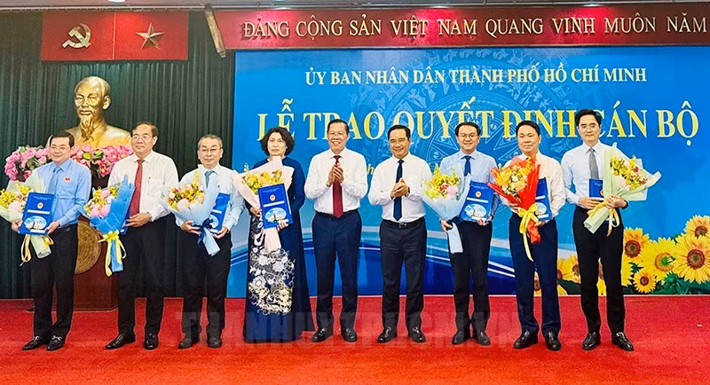 Trao quyết định bổ nhiệm 7 Giám đốc Sở. (Ảnh: Thành ủy TPHCM).