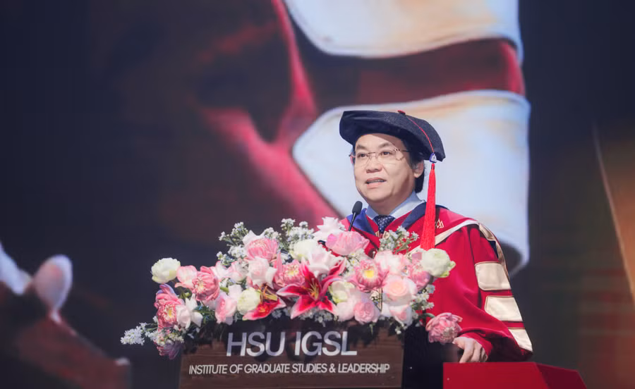 PGS.TS. Nguyễn Hữu Huy Nhựt, Hiệu trưởng Trường Đại học Hoa Sen phát biểu tại Lễ Tốt nghiệp Thạc sĩ HSU 2026. Ảnh: A.T