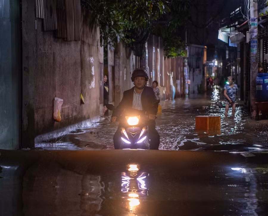 Mưa lớn cùng triều cường khiến nhiều nơi tại TPHCM ngập lớn. 