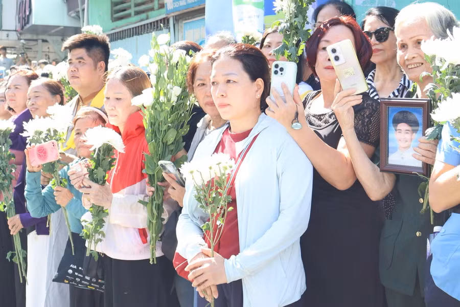 Người dân TPHCM đứng bên đường tiễn đưa các liệt sĩ về nơi an nghỉ. Ảnh: PN