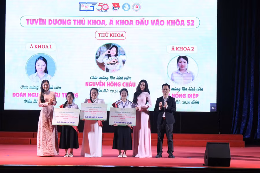 Các thủ khoa, á khoa Khoa Giáo dục Mầm non, Trường ĐH Sư phạm TPHCM trong lễ tuyên dương của khoa dành cho tân sinh viên