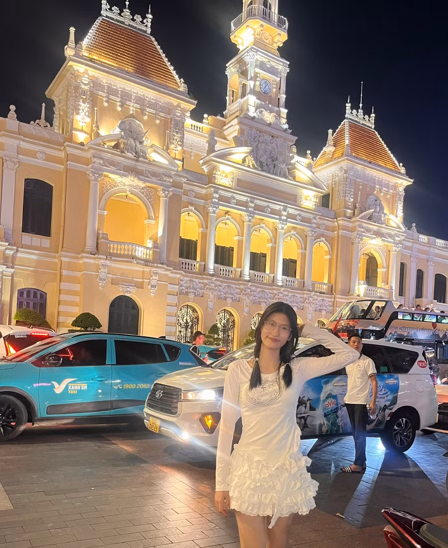 Trụ sở UBND TPHCM, một trong những điạ điểm được nhiều du khách đến TPHCM lựa chọn ghi lại những khoảnh khắc đẹp. Ảnh: P.N