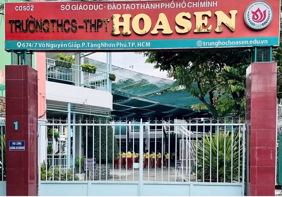 Cổng trường THCS-THPT Hoa Sen tại cơ sở Xa lộ Hà Nội