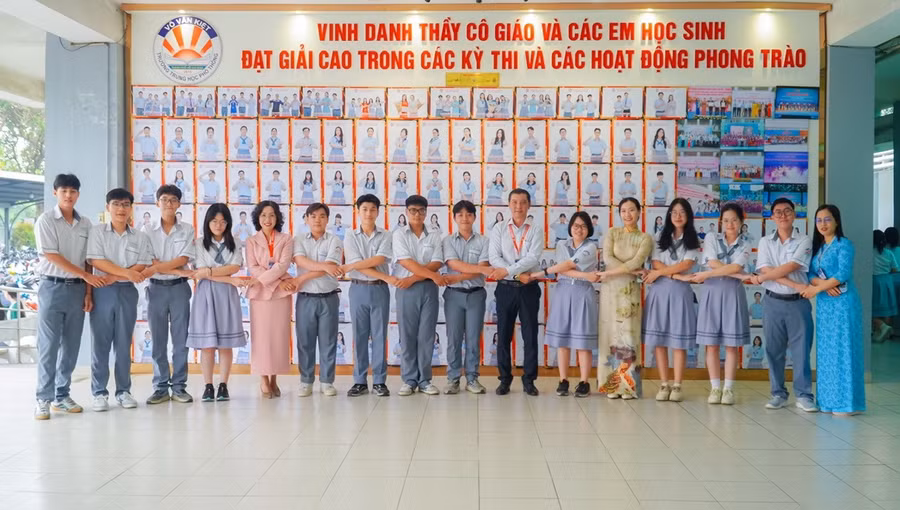 Trường THPT Võ Văn Kiệt vinh danh giáo viên và học sinh đạt giải cao trong các kỳ thi và hoạt động phong trào. Ảnh: NTCC