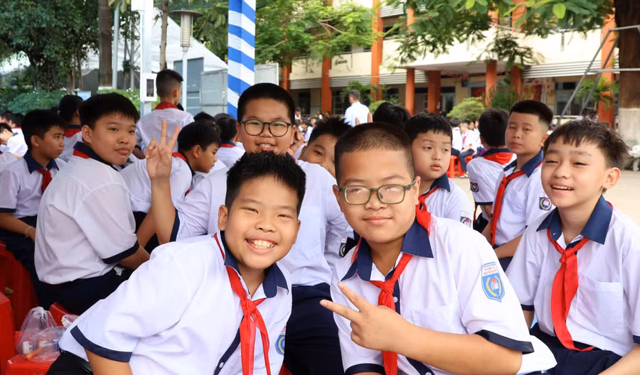 Học sinh Trường THCS Nguyễn Văn Trỗi vui vẻ bước vào năm học mới 2026-2027