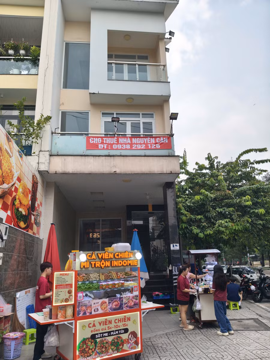 Nơi đặt trụ sở trung tâm Nhật ngữ Shizen nay đã dán bảng cho thuê nguyên căn. Ảnh: PHCC