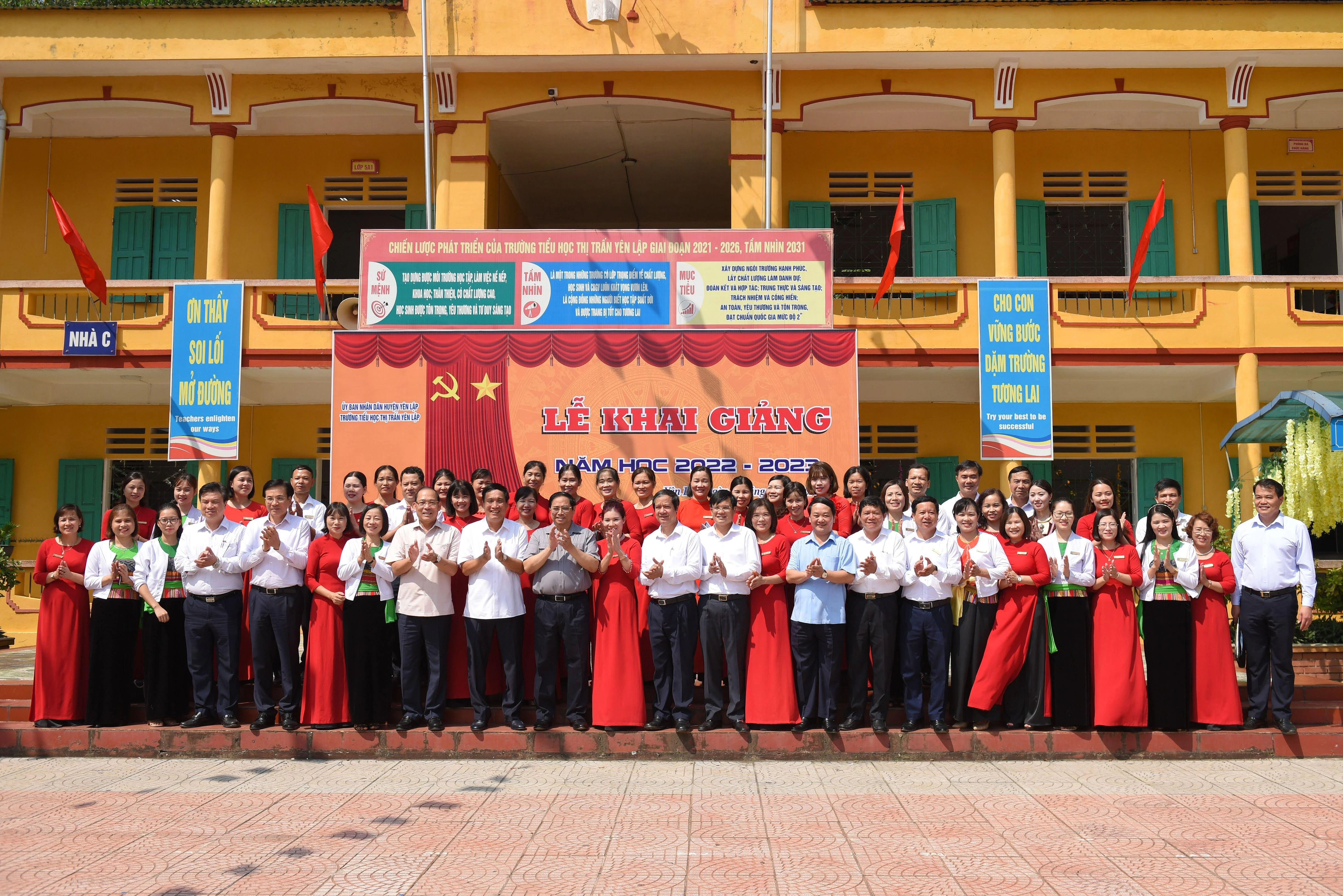 Đoàn công tác của Chính phủ và lãnh đạo tỉnh Phú Thọ chụp ảnh lưu niệm với thầy cô giáo Trường TH Thị trấn Yên Lập. Ảnh: Thế Đại Đoàn công tác của Chính phủ và lãnh đạo tỉnh Phú Thọ chụp ảnh lưu niệm với thầy cô giáo Trường TH Thị trấn Yên Lập. Ảnh: Thế Đại
