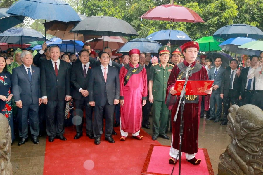 Ông Bùi Văn Quang - Chủ tịch UBND tỉnh Phú Thọ, Chủ lễ Giỗ Tổ Hùng Vương năm Giáp Thìn 2024 đọc Chúc văn tưởng nhớ về Tổ tông, các Vua Hùng. Ông Bùi Văn Quang - Chủ tịch UBND tỉnh Phú Thọ, Chủ lễ Giỗ Tổ Hùng Vương năm Giáp Thìn 2024 đọc Chúc văn tưởng nhớ về Tổ tông, các Vua Hùng.