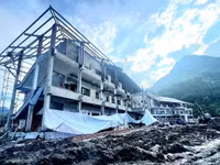 Các hạng mục thi công chính tại Trường PTNT Tiểu học & THCS Mường Khương đang xây trát, gấp rút hoàn thiện.