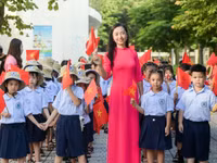 Cô, trò Trường Tiểu học Nguyễn Tất Thành (Ninh Bình) trong ngày khai giảng năm học 2025 - 2026. 