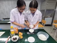 Học sinh Trường Tiểu học & THCS Quảng Tân (Hà Nội) nghiên cứu nước rửa bát.