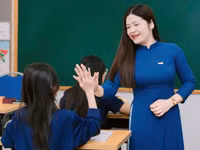 Cô và trò Trường THCS-THPT Ban Mai (Hà Nội).