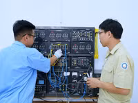 Giáo viên hướng dẫn thực hành cho sinh viên Trường Cao đẳng Nghề TPHCM.
