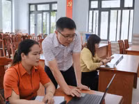 Giáo viên Phổ thông Dân tộc nội trú Tiểu học & THCS La Dêê được hướng dẫn xây dựng học liệu dạy học trên cơ sở sử dụng các ứng dụng AI. Ảnh: NTCC