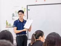 Thầy Lê Mai Tuấn Ly - giáo viên Trường THCS & THPT Phenikaa trong giờ dạy Địa lí.