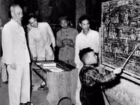Bác Hồ đến thăm một lớp học ở phố Hàng Than (Hà Nội) năm 1958. Ảnh: TL
