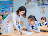 Cha mẹ là người đầu tiên giúp trẻ hình thành kỹ năng bày tỏ cảm xúc và nói “không” khi cảm thấy không an toàn.