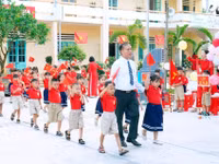 Ông Đỗ Hồng Duy trong ngày khai giảng năm học 2026 - 2027.