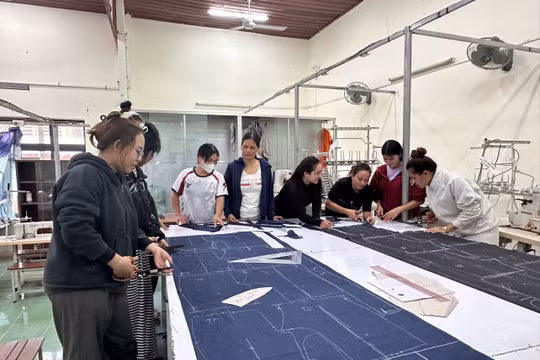 Lớp học may của Trường Cao đẳng Đà Nẵng cho người dân địa phương vùng núi. Ảnh: Phương Anh
