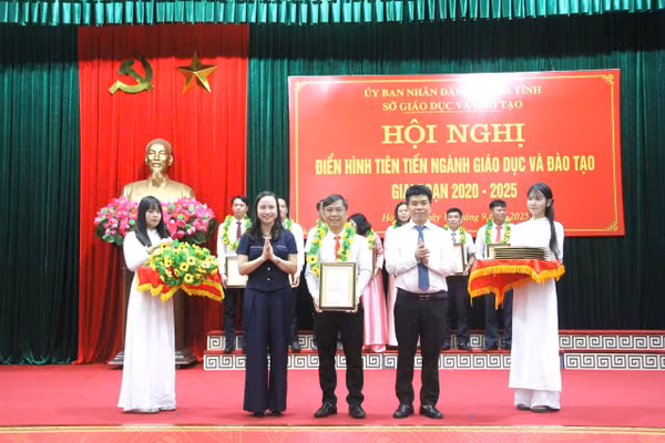 Thầy Phan Anh Tú được vinh danh điển hình tiên tiến ngành Giáo dục và Đào tạo Hà Tĩnh giai đoạn 2020-2025.