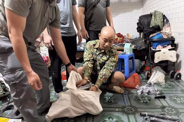 Đối tượng buôn bán súng bị bắt giữ cùng tang vật. (Ảnh: CAHT)