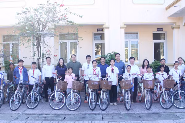 20 chiếc xe đạp được trao tặng đến học sinh có hoàn cảnh khó khăn ở xã Hương Sơn.
