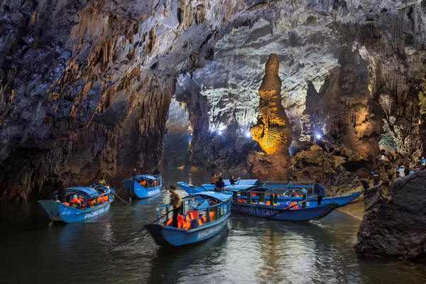 Du khách đi thuyền khám phá Động Phong Nha.